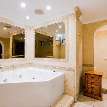 4 Liberty Suites 아데제